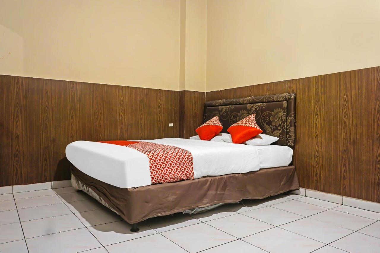 Oyo 1935 Hotel Diamond Inn Makassar Exterior photo