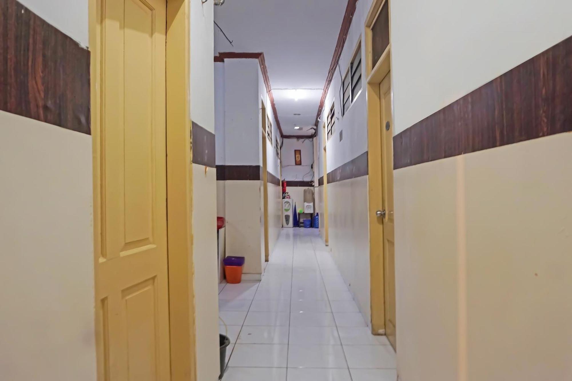 Oyo 1935 Hotel Diamond Inn Makassar Exterior photo